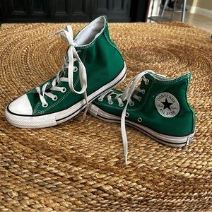 Converse All-Star Classic Hi-Top (Men’s size 6/Women’s size 8)